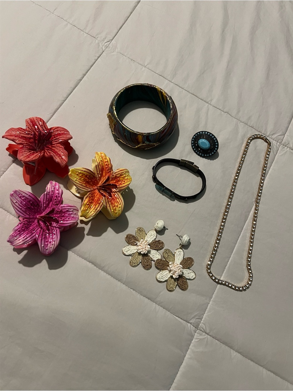Assorted Women’s Fashion Accessories Set – Multicolor Floral Clips & Jewelry